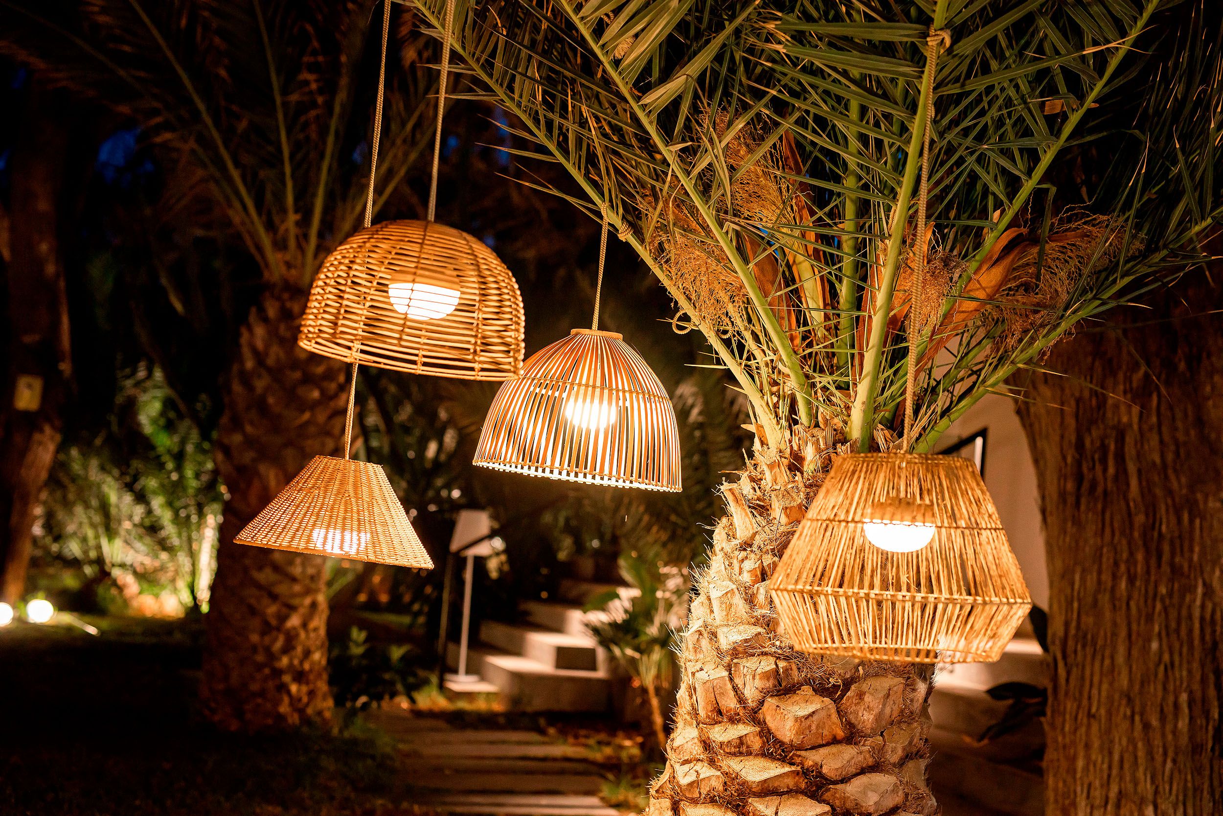 Newgarden Sisine 30 Kabellose Tischleuchte – Aus Naturfaser, 32,5 Cm Hoch, Mit Fernbedienung & Dimmbarer 900 Lumen LED