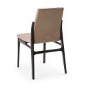 Ginevra, una silla en madera con tapizado en piel diseñada por Archirivolto