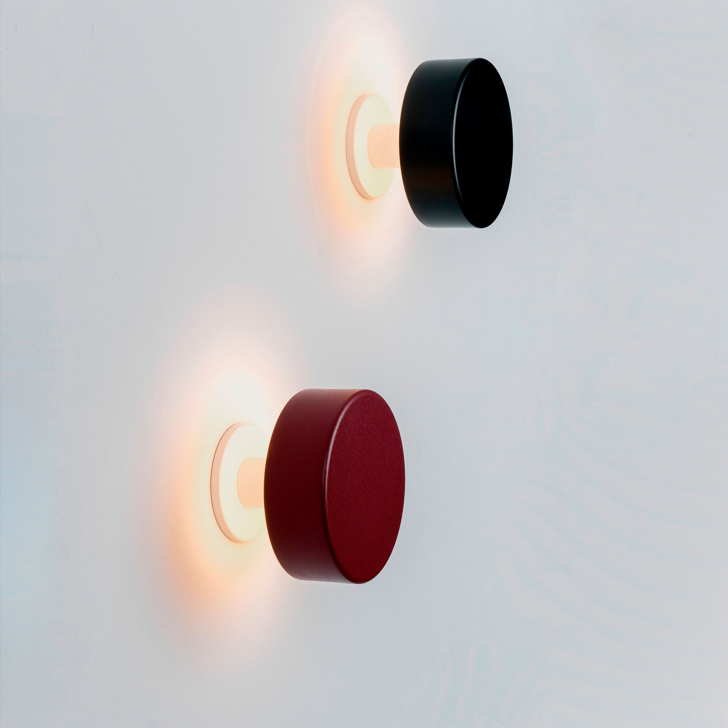 aplique Peak de Milán Iluminación en negro y burdeos, diseño de Francesc Rifé