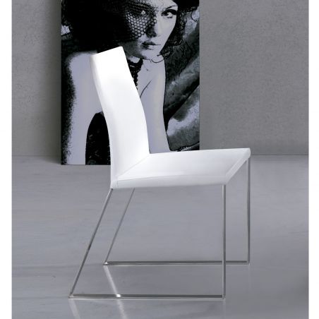 Sharp, silla elegante que recuerda a un trineo en tu hogar