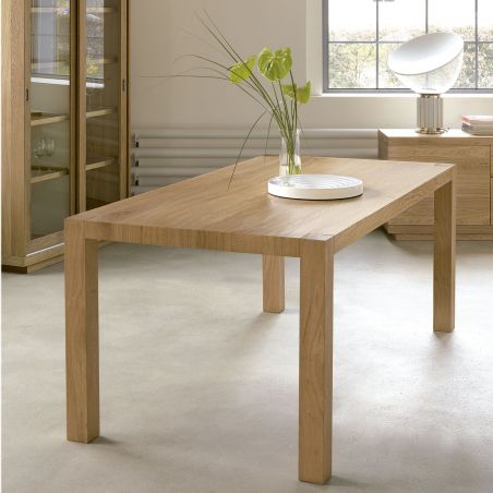 Vista, bonita mesa en madera natural al estilo nórdico