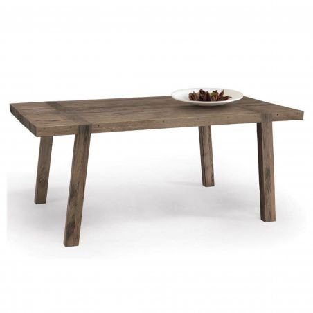 Cortina, mesa en madera de lo más natural