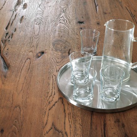 El diseño rustico y clásico de esta mesa se nota en el acabado natural y sus lineas irregulares.