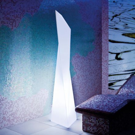Lámpara de jardín Manhattan Slide Design expuesta en balneario