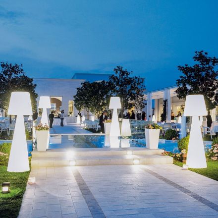Lámpara jardín Pivot Ali Baba Slide Design expuesta en jardín