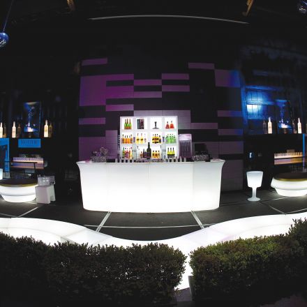 Barra de bar con luz Jumbo expuesta en terraza