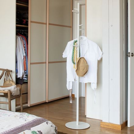 Perchero de pie Taiga en color blanco