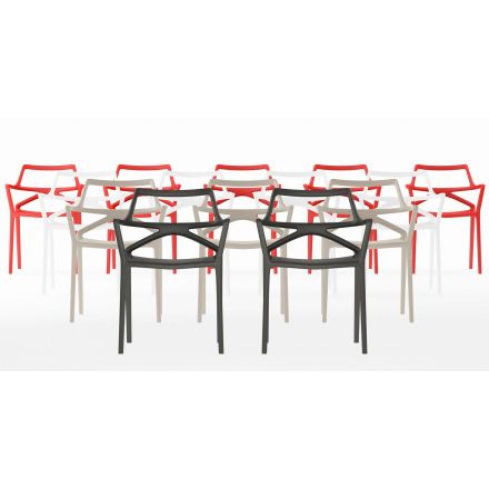 Conjunto multicolor formado por sillas Delta en colores negro, crudo, blanco y rojo