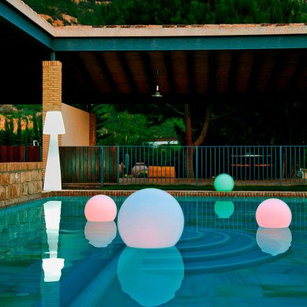 Bola con luz, compra la opción flotante para la piscina de New Garden