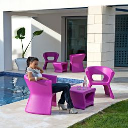 Mesa multifuncional PAL, colores vivos y formas dinámicas en tu terraza