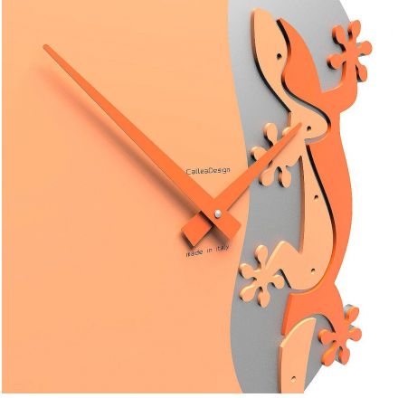 Wall Clock Climbing Gecko de Callea Design light peach