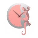 Wall Clock Climbing Gecko de Callea Design antique pink