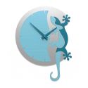 Wall Clock Climbing Gecko de Callea Design powder blue