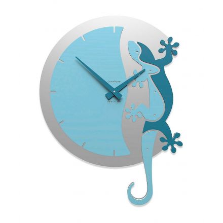 Wall Clock Climbing Gecko de Callea Design powder blue