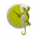 Wall Clock Climbing Gecko de Callea Design cedar green