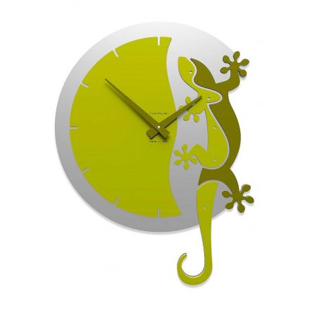 Wall Clock Climbing Gecko de Callea Design cedar green