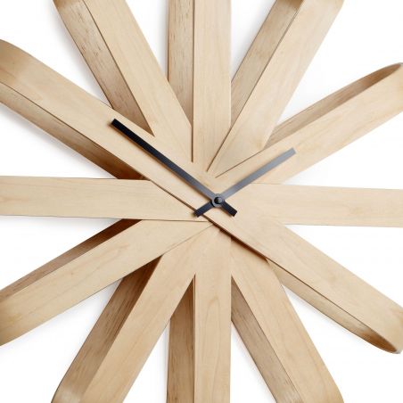 Ribbonwood, su diseño está creado con láminas de madera dobladas sobre el centro del reloj