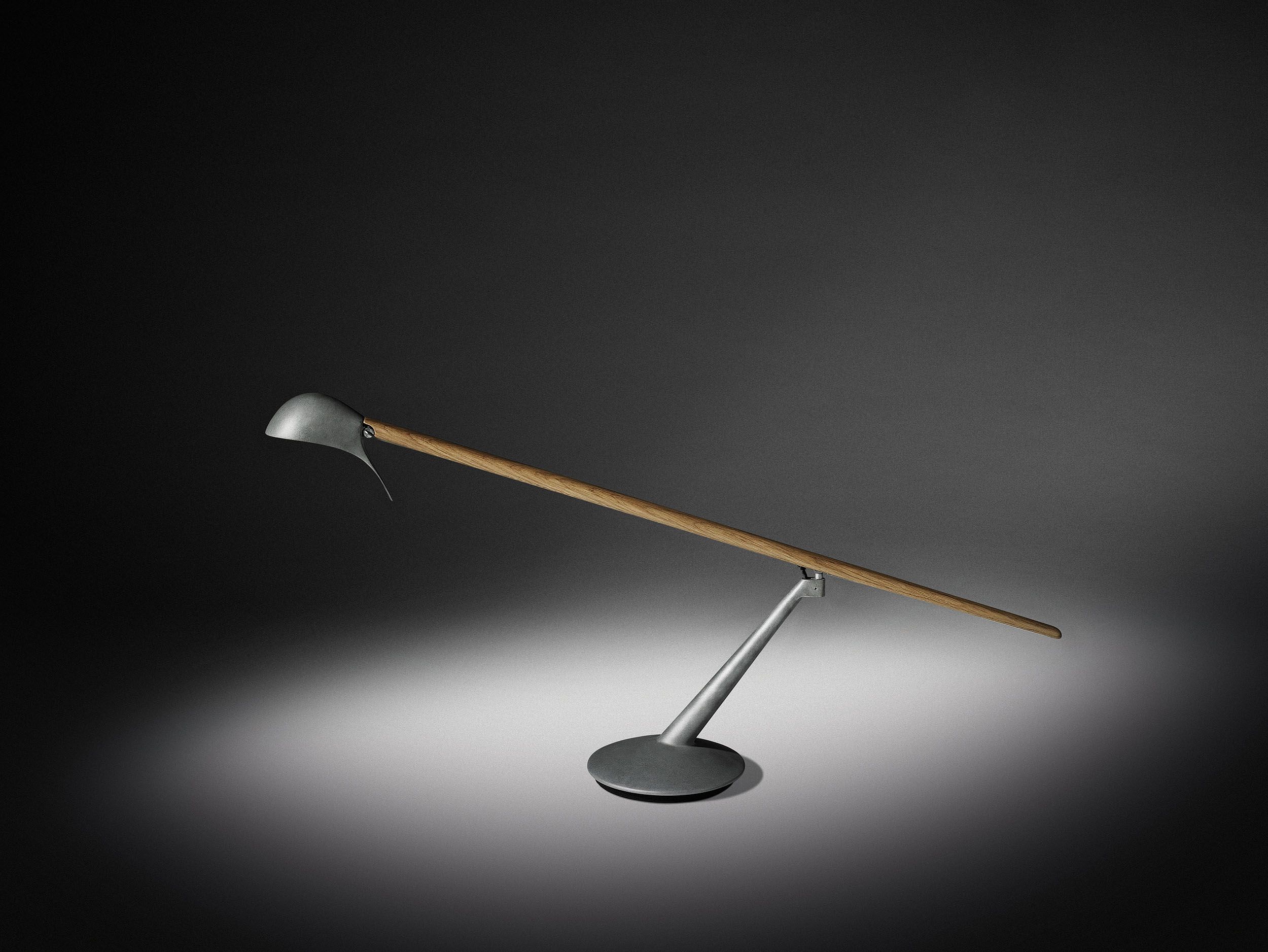 Lámpara de sobremesa Bluebird T de Jorge Pensi para B.lux, diseño contemporáneo en metal y madera.