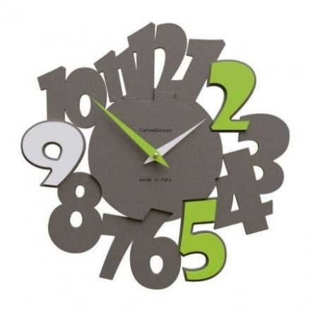 Reloj De Pared Due95 Con Números Colocados De Diferentes Formas Y Colores de CalleaDesign