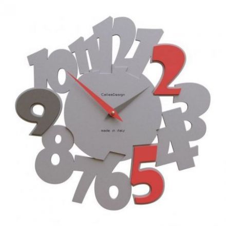 Reloj De Pared Due95 Con Números Colocados De Diferentes Formas Y Colores de CalleaDesign