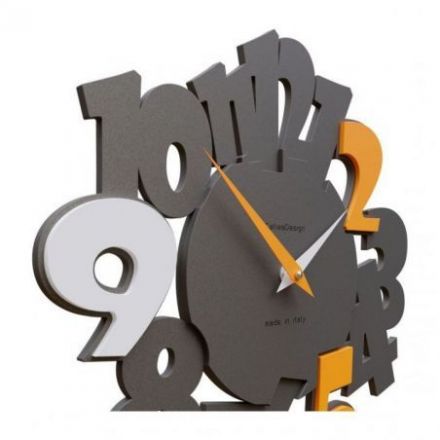 Reloj De Pared Due95 Con Números Colocados De Diferentes Formas Y Colores de CalleaDesign