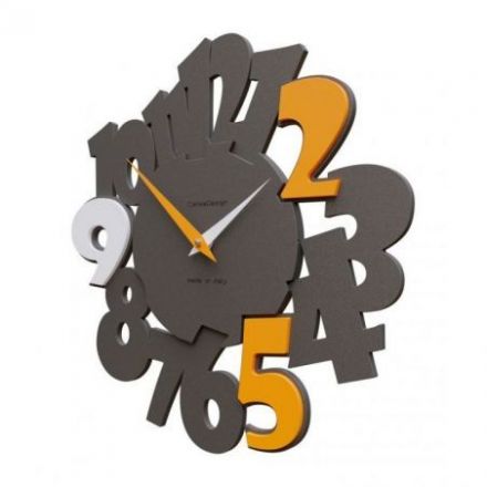 Reloj De Pared Due95 Con Números Colocados De Diferentes Formas Y Colores de CalleaDesign