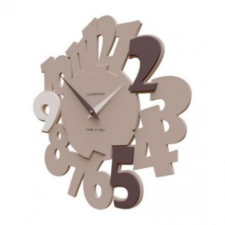 Reloj De Pared Due95 Con Números Colocados De Diferentes Formas Y Colores de CalleaDesign