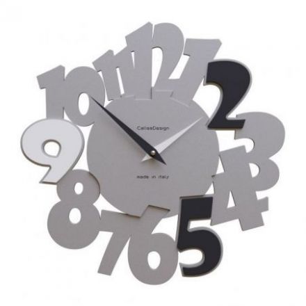 Reloj De Pared Due95 Con Números Colocados De Diferentes Formas Y Colores de CalleaDesign