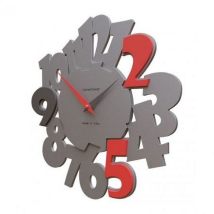 Reloj De Pared Due95 Con Números Colocados De Diferentes Formas Y Colores de CalleaDesign