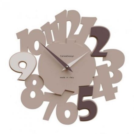 Reloj De Pared Due95 Con Números Colocados De Diferentes Formas Y Colores de CalleaDesign