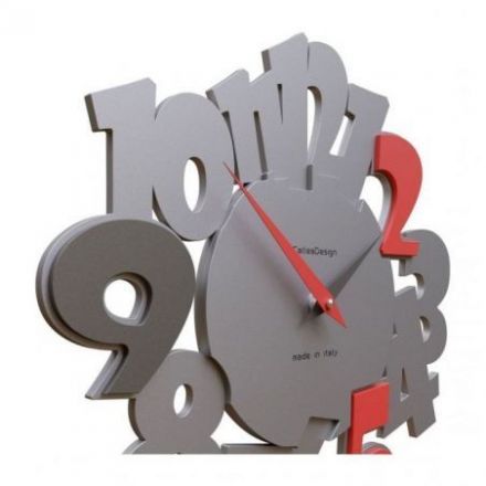 Reloj De Pared Due95 Con Números Colocados De Diferentes Formas Y Colores de CalleaDesign