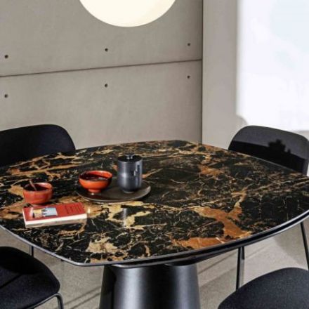 Detalles Mesa de comedor Totem extensible con un mecanismo muy fácil para abrirla sin esfuerzo de Sovet Italia