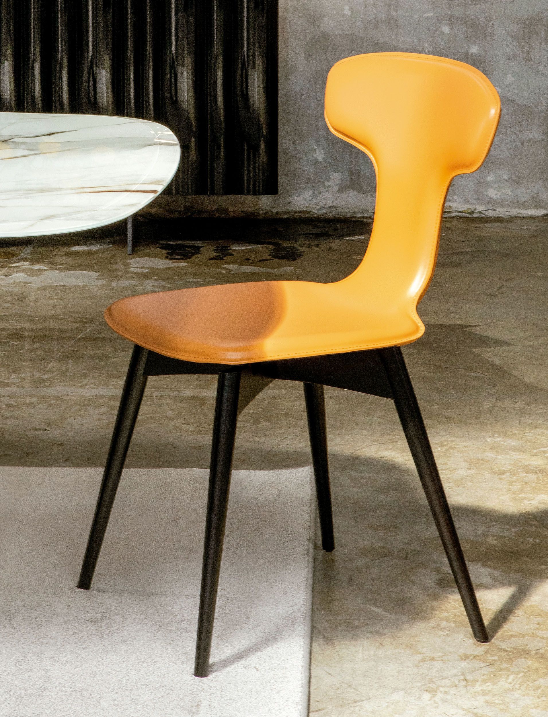 Silla Dauphine de Tonin Casa en color amarillo, diseño de Luca Roccadadria.