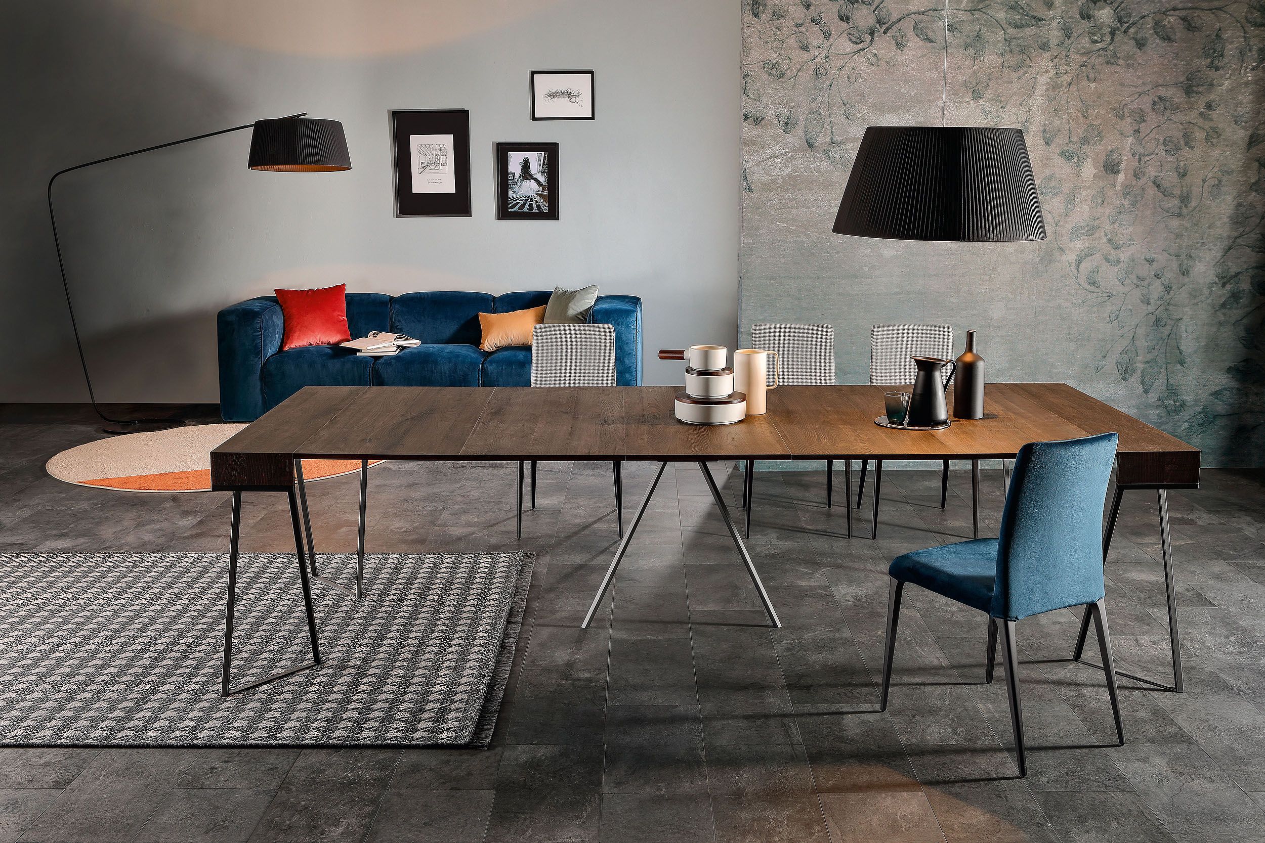 Consola Bervely abierta a una mesa grande comedor