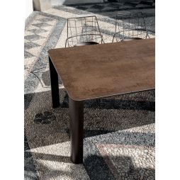 Mesa de exterior Kodo con el sobre en cerámica y estructura en aluminio