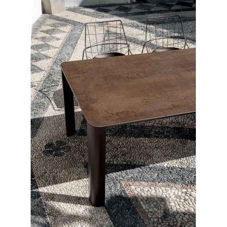 Mesa de exterior Kodo con el sobre en cerámica y estructura en aluminio