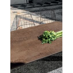 Mesa de exterior Kodo con el sobre en cerámica y estructura en aluminio