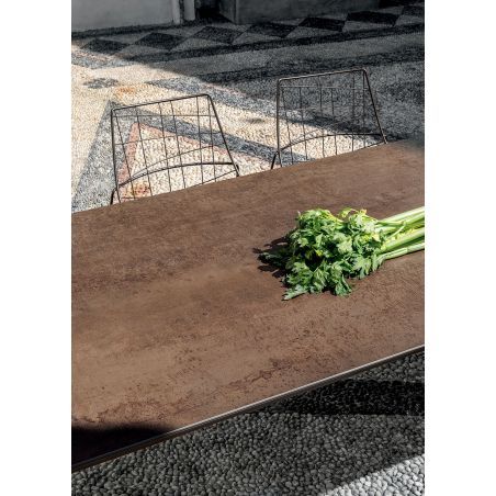 Mesa de exterior Kodo con el sobre en cerámica y estructura en aluminio
