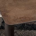 Mesa de exterior Kodo con el sobre en cerámica y estructura en aluminio Mesa de exterior Kodo con el sobre en cerámica y estructura en aluminio