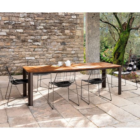 Mesa para jardín Kodo Doghe con sobre en madera de Iroko y estructura en aluminio