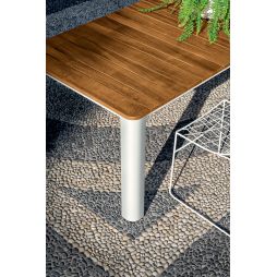Mesa para jardín Kodo Doghe con sobre en madera de Iroko y estructura en aluminio