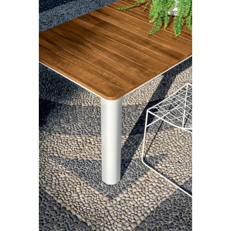 Mesa para jardín Kodo Doghe con sobre en madera de Iroko y estructura en aluminio