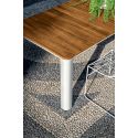 Mesa para jardín Kodo Doghe con sobre en madera de Iroko y estructura en aluminio Mesa para jardín Kodo Doghe con sobre en madera de Iroko y estructura en aluminio