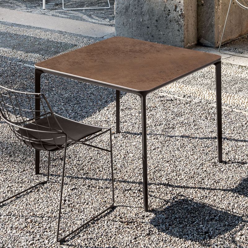 Mesa cuadrada Slim para exterior en cerámica y aluminio Mesa cuadrada Slim para exterior en cerámica y aluminio