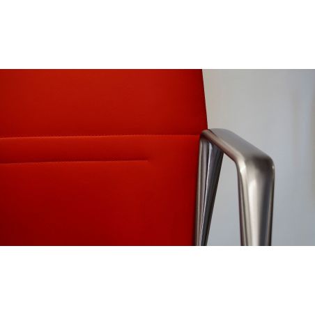 Vela, silla ejecutivo respaldo medio con reposabrazos de aluminio, base de 5 radios giratorios sobre ruedas, altura regulable