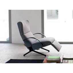 P40, sillón relax, base de metal pintado de color negro