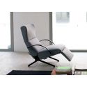 P40, sillón relax, base de metal pintado de color negro