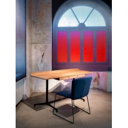 T90S, escritorio con superficie perfilada y curvada, 3 cajones de madera maciza de nogal canaletto con tirador empotrado