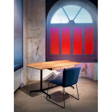 T90S, escritorio con superficie perfilada y curvada, 3 cajones de madera maciza de nogal canaletto con tirador empotrado