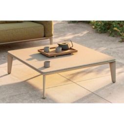 Mesa Pasadena con estructura metálica y sobre en cemento de Vondom